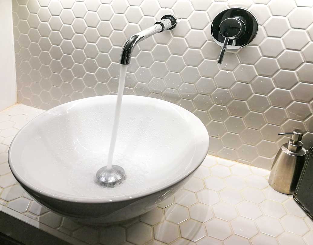 বেসিন ও কমোড পরিষ্কার করতেও ব্যবহার করুন এই পানীয়। খানিকটা পানীয় কমোডে ঢেলে ব্রাশ দিয়ে ঘষে জল ঢেলে দিলেই ঝকঝকে হয়ে উঠবে কমোড বা বেসিন। ছবি: শাটারস্টক।