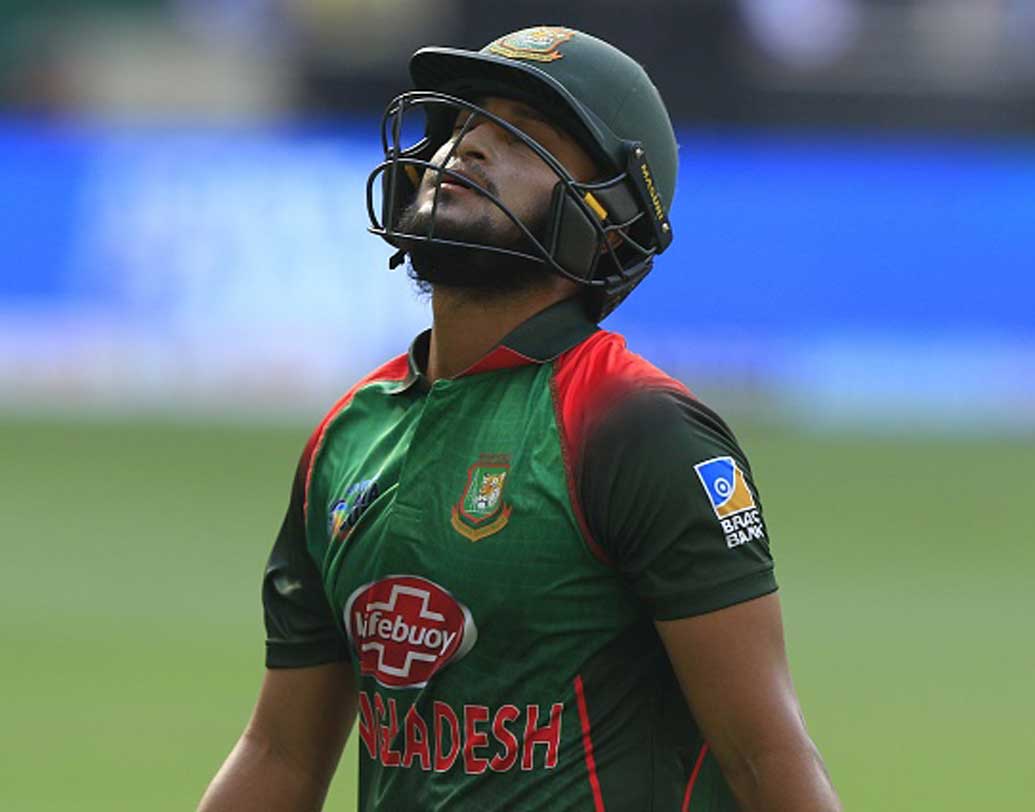 তামিমের অভাব মেটাবেন এই আশা করা গিয়েছিল দলের অন্যতম অভিজ্ঞ ক্রিকেটার শাকিব-আল-হাসানের কাছ থেকে। কিন্তু, এ দিনের ম্যাচে তেমন কিছুই করতে পারলেন না। শাকিবের ব্যর্থতা বাংলাদেশের কাছে বড় ধাক্কা। তবে এ দিন শাকিবকে বোকা বানিয়ে আউট করার পিছনে ধোনির ভূমিকার কথা বলতেই হবে।