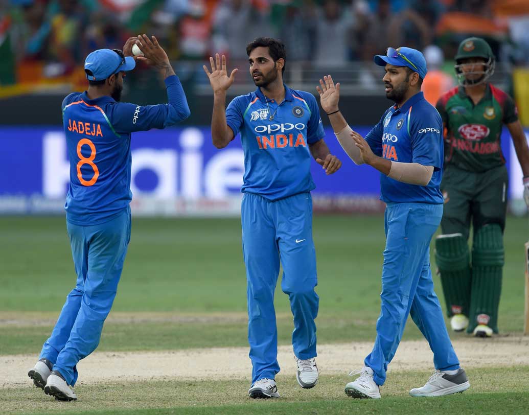 ভারতীয় পেস জুটি বুমরা এবং ভুবনেশ্বরের আঁটোসাটো বোলিং বাংলাদেশের ব্যাটসম্যানদের পক্ষে রান তোলা কঠিন করে দেয় প্রথম থেকেই। প্রথম থেকে ভুবনেশ্বর এবং বুমরাকে সামলাতে নাজেহাল হয়ে পড়েন লিটন-নাজমুলরা। ওপেনারদের ব্যর্থতায় প্রথম থেকেই দিশাহারা হয়ে পড়ে গোটা দল।