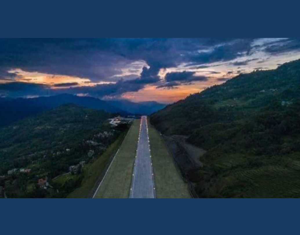 এত দিন বেশ দীর্ঘ পথে সিকিম যেতে হত। বিমানে গেলেও, বাগডোগরায় নেমে কম পক্ষে সাড়ে চার ঘণ্টার সফর সেরে তবে পা রাখতে হত সেখানে। তবে এ বার থেকে অত ঝামেলা পোহাতে হবে না। কারণ, সিকিমে বিমানবন্দরের দরজা খুলে যাবে চলতি মাস থেকেই। পাকিয়ংয়ের মাটিতে চালু হল সে রাজ্যের প্রথম বিমানবন্দর।