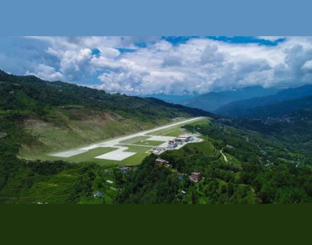 হিমালয়ের কোলে সিকিমের পাহাড়ি জমিতে গড়ে উঠেছে এই বিমানবন্দরটি। গ্যাংটক থেকে মাত্র ৩০ কিলোমিটার দূরেই। সমুদ্রপৃষ্ঠ থেকে সাড়ে চার হাজার ফুট উঁচুতে রয়েছে ১.৭৫ কিলোমিটার দীর্ঘ রানওয়ে, চওড়ায় ৩০ মিটার।