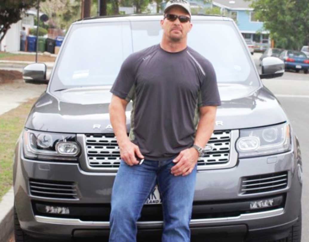 স্টোন কোল্ড স্টিভ অস্টিন- রিংয়ের ভিতরে বরাবরই বাজিমাত করে এসেছেন স্টোন কোল্ড স্টিভ অস্টিন। এসইউভি গাড়ির দিকেই ঝোঁক বেশি এই রেসলারের। রয়েছে রেঞ্জ রোভার অটোবায়োগ্রাফি। ১৯৯৫ সালের একটি ফোর্ড ব্রোঙ্কও রয়েছে এই রেসলারের। একটি ম্যাকলারেন ৭২০ এস ও রয়েছে স্টোনের গ্যারেজে।