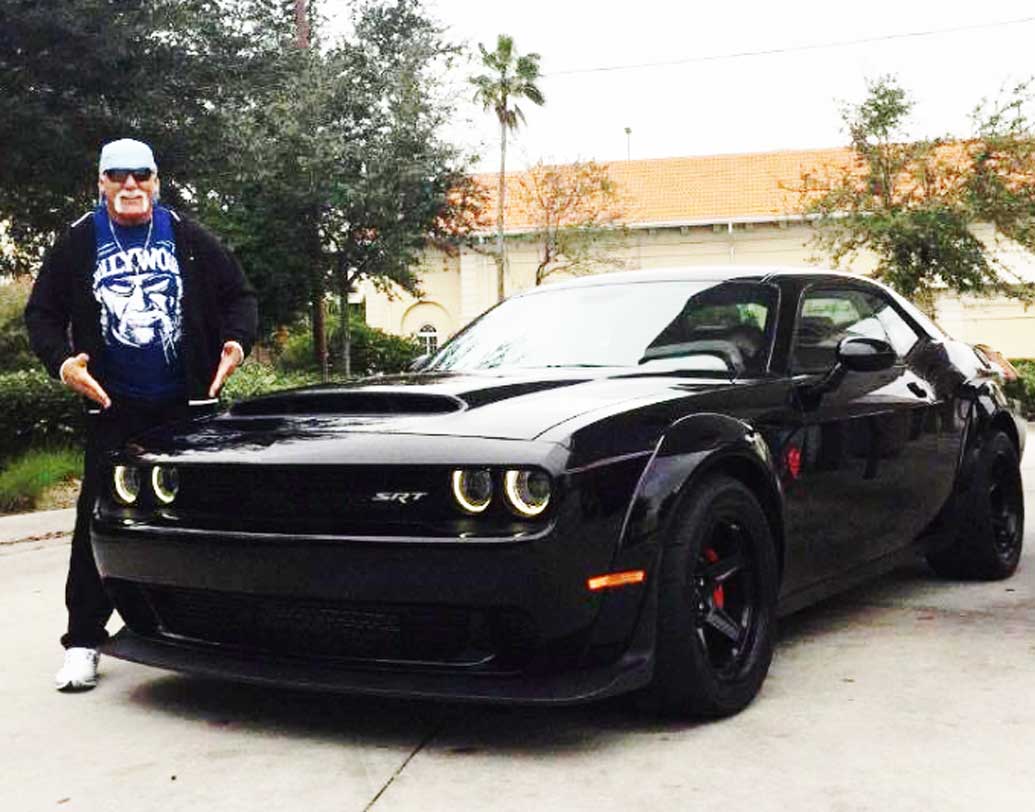 হাল্ক হোগ্যান- রিংয়ের অন্যতম জনপ্রিয় তারকা। হোগ্যানের গ্যারেজে রয়েছে একটি ডজ চ্যালেঞ্জার ডেমন। জন সিনার মতো একটি শেভ্রোলে কামারো মডেলও রয়েছে এই রেসলারের গ্যারেজে। তবে হাল্কের কামারো এক্কেবারেই নিউ জেনারেশনের।