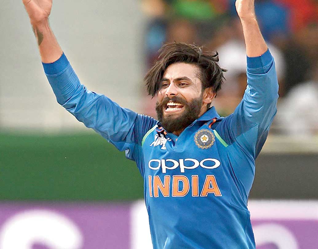 রবীন্দ্র জাডেজা: প্রথমে স্কোয়াডে ছিলেন না। অক্ষর পটেলের পরিবর্ত হিসেবে দলে ঢুকে চার উইকেট নেন বাংলাদেশের বিরুদ্ধে। স্পিন-সহায়ক পিচে আজ পাকিস্তানের বিরুদ্ধে মহারণেও অন্যতম প্রধান অস্ত্র।