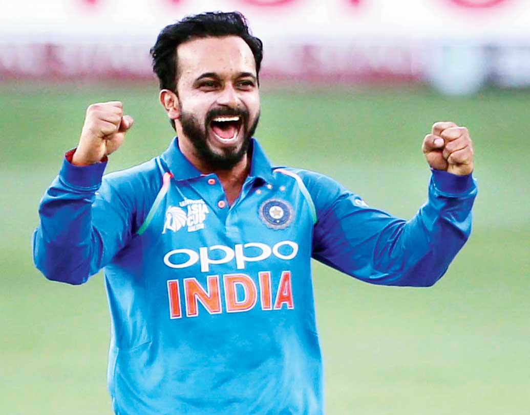 কেদার যাদব: ভারতীয় স্পিনের নয়া চমক। গ্রুপ পর্বে পাকিস্তানকে তিনিই ভাঙেন তিন উইকেট নিয়ে। ওভার প্রতি রান দিয়েছেন ৩.১৮। আপাত নিরীহ অফস্পিনকে হাল্কা ভাবে নিয়ে ঠকতে পারেন ব্যাটসম্যানেরা।