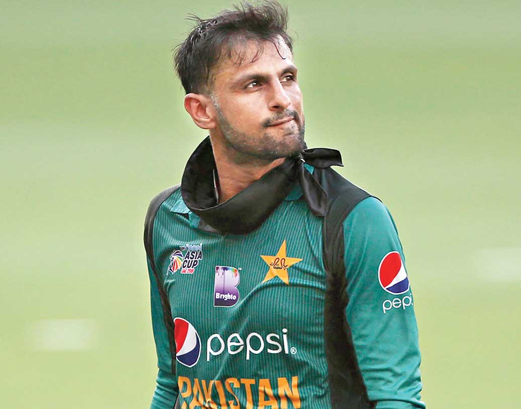 শোয়েব মালিক: ভারতের বিরুদ্ধে দারুণ রেকর্ড। তবে ত্রুটিপূর্ণ বোলিং অ্যাকশন নিয়ে আইসিসি-র কোপে পড়ার পর থেকে মালিকের বোলিংয়ে ধার কমেছে। আফগানিস্তানের বিরুদ্ধে চার ওভারে দেন ২১ রান। তবে ব্যাট হাতে মালিক দারুন ফর্মে আছেন।