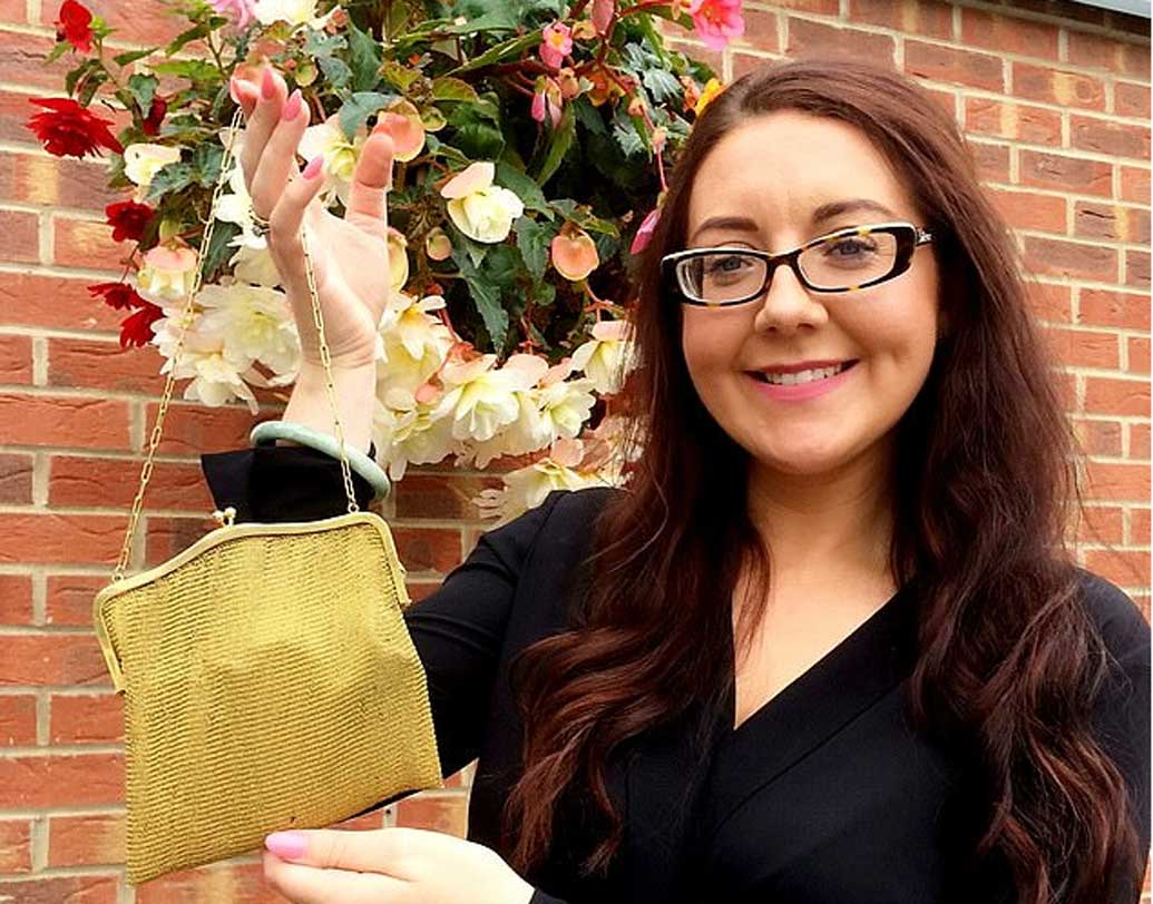 ওই ব্যাগটি নাকি আসলে ১৫ ক্যারেট সোনার তৈরি। স্থানীয় এক অ্যান্টিক হাউসের তরফে ঐতিহাসিক জিনিসের মূল্য বিচার করেন যিনি, সেই জেন উইলিয়ামস বললেন, ব্যাগটি নিলামে তোলা হবে।