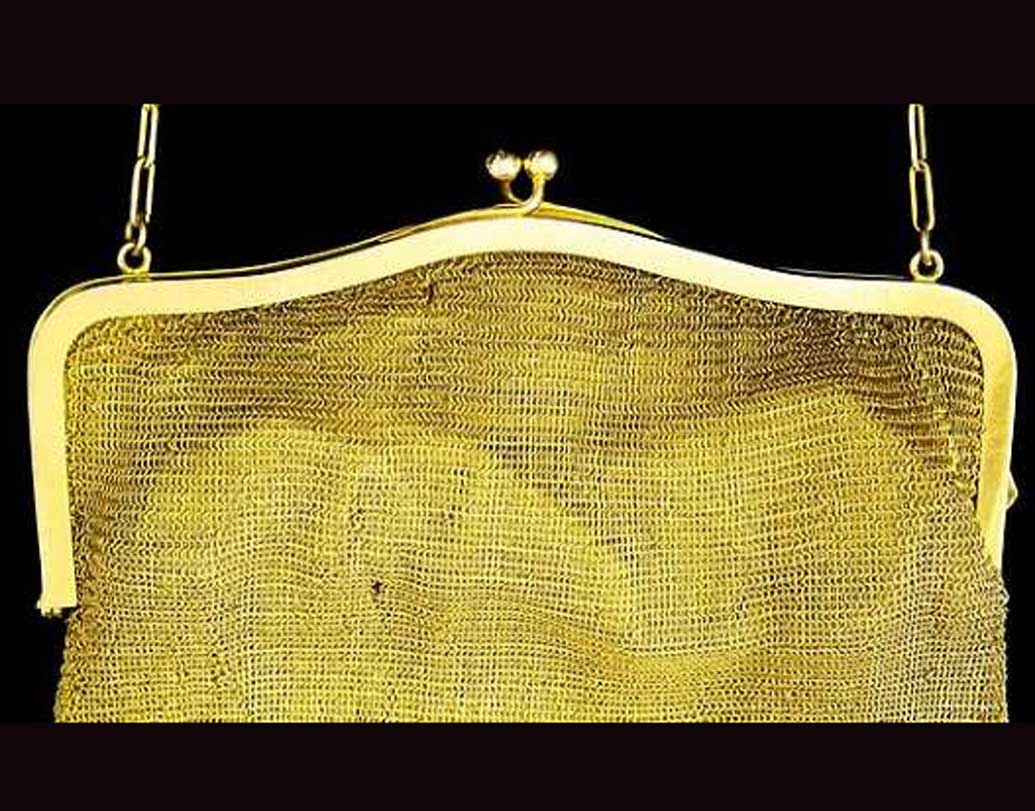 ব্যাগের ভিতরে ছিল বেশ কিছু ছবি ও নথি। জানা গিয়েছে, বহু পুরনো এই ব্যাগটি আসলে সেই সময়ের এক ধনী ডোরা জোনসের।