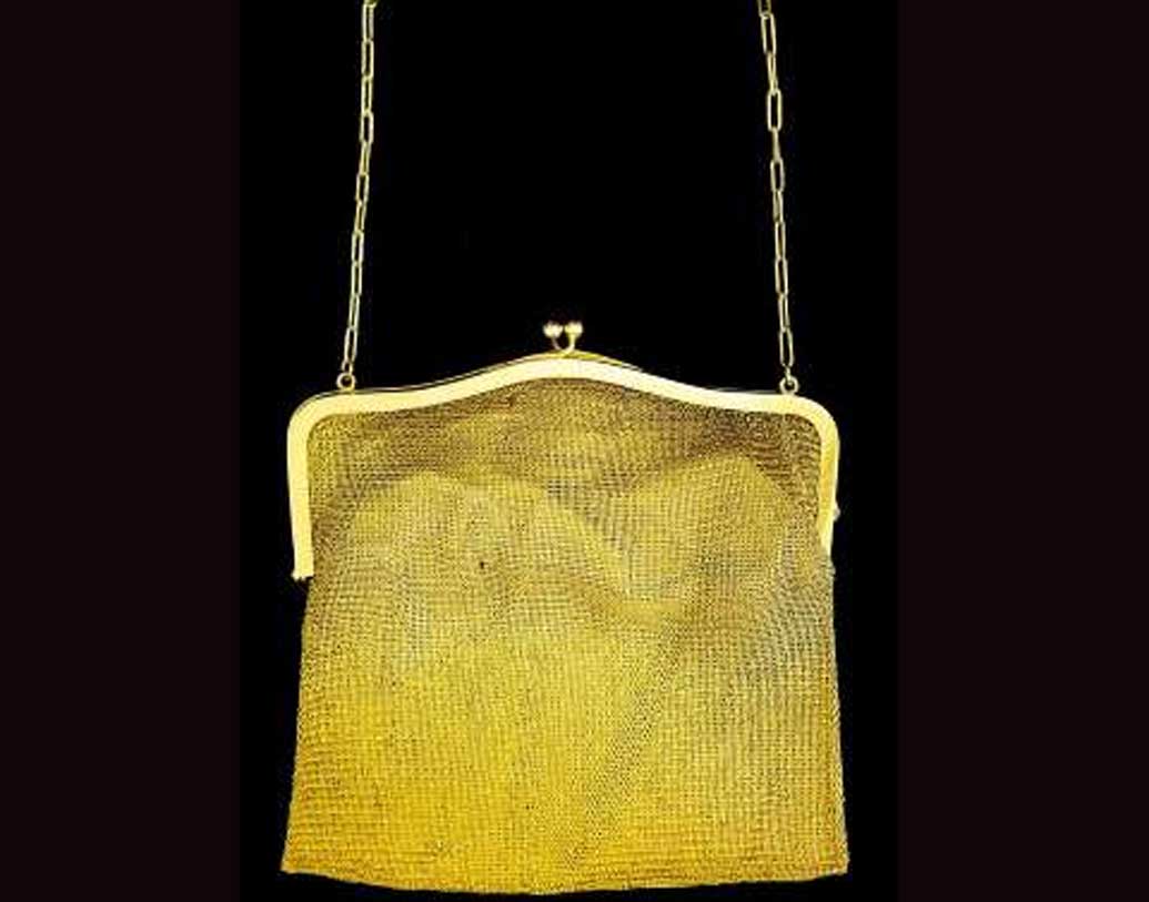 সোনার এই ব্যাগটি ১৯১৩ সালে আর্ট ডেকো ইমানুয়েল জোসেফের নকশা করা। লিন্ডার বোন মার্গারেটের পরিচিত জিয়েন জোনসের স্ত্রী হলেন ডোরা। তিনিই ব্যবহার করতেন এই ব্যাগ। জিয়েন ব্যাগটি ফেলে গিয়েছিলেন।