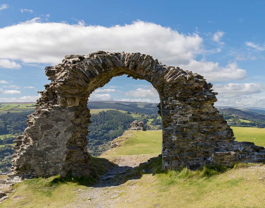 ওয়েলসের ডেনবিগের পুরনো গ্যারেজে সাত বছর ধরে পড়েছিল এই সোনার ব্যাগ।