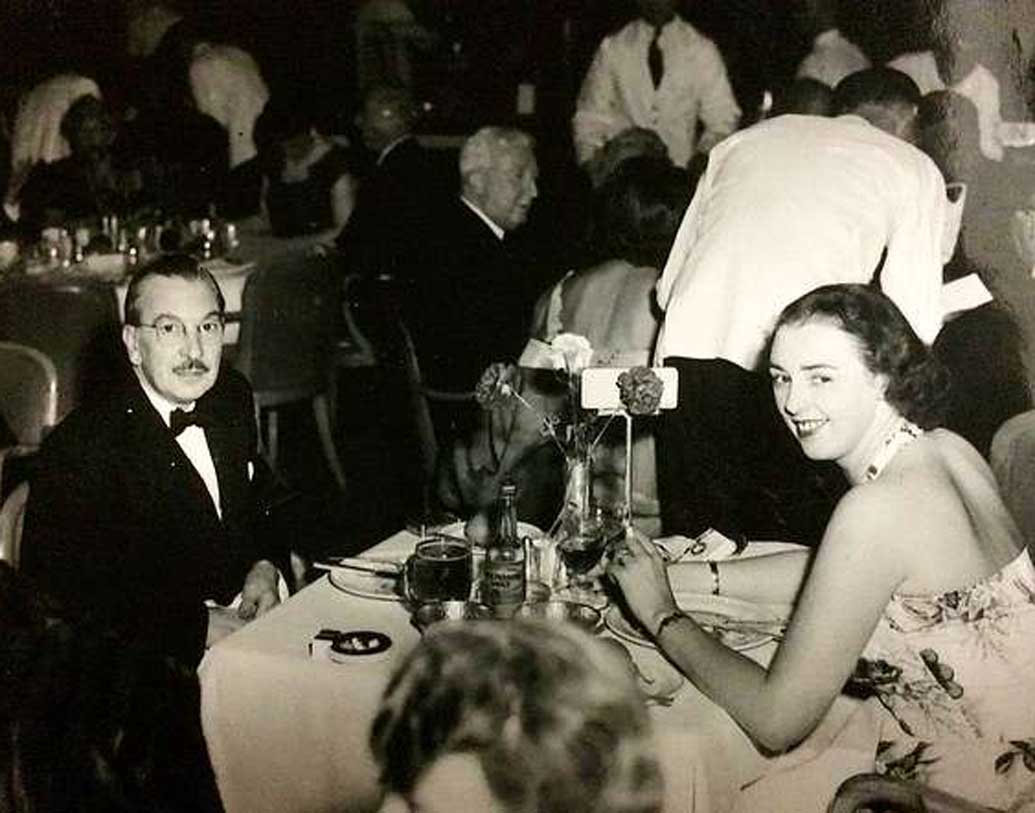 চামড়ার একটা বর্ডার দেওয়া রয়েছে ব্যাগটিতে। রয়্যাল ক্রুজের শিপ পেডিগ্রিও রয়েছে ব্যাগটির। তবে সেটির মূল চমক ব্যাগের মালকিন ডোরার প্রথম স্বামী ডেভিড আর্চিবাল্ডের সঙ্গে তাঁর ছবি।