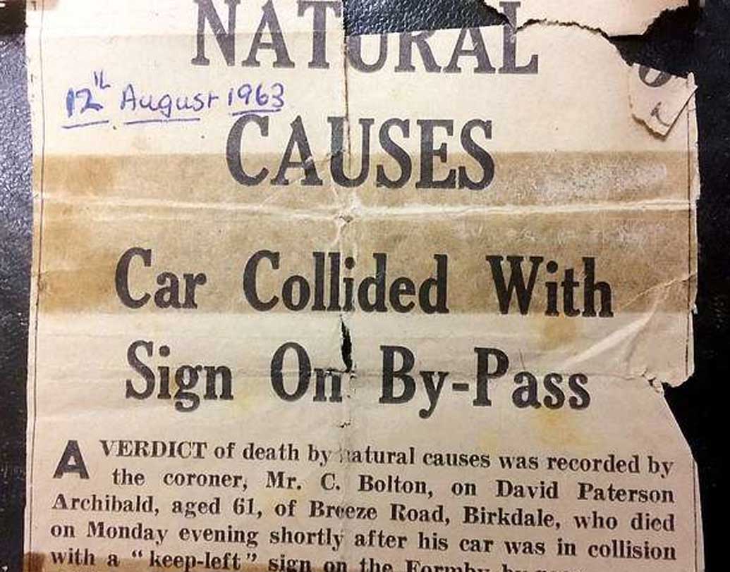 ডোরার প্রথম স্বামী ডেভিডের এক দুর্ঘটনায় আকস্মিক মৃত্যু হয়। সেই মৃত্যু সংবাদের খবরের কাগজের কাটিং ছিল ডোরার ব্যাগটিতে।