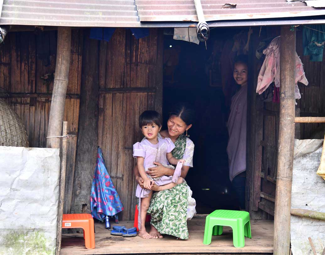 মেঘালয়ের কংথং এবং এই এলাকার বেশ কিছু পাহাড়ি গ্রামে আসলে এমনটাই রীতি। পরস্পরকে সুরে সুরে ডাকেন গ্রামের মানুষ।