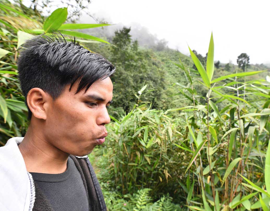 জঙ্গলে কাজ করার সময় একে-অপরের সঙ্গে সুরে সুরে কথা বলেন এই গ্রামের বাসিন্দারা।