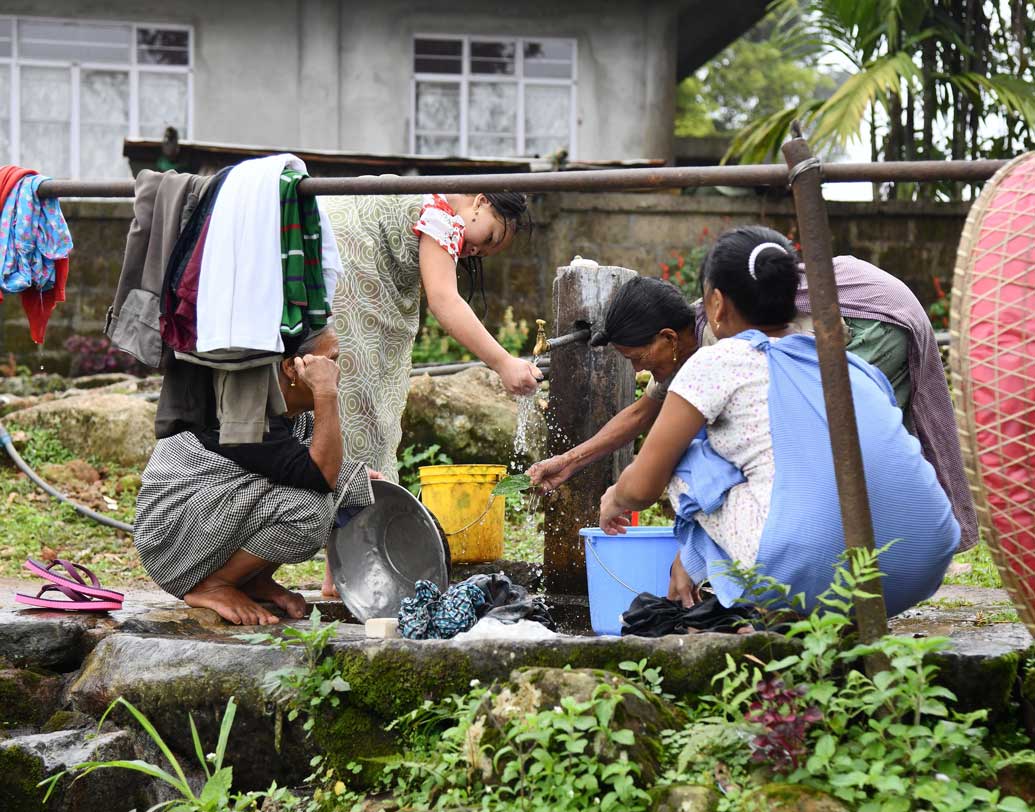 কংথং আধুনিক পৃথিবী অনেকটাই বিচ্ছিন্ন। ২০০০ সালে সেখানে এসেছে বিদ্যুৎ। রাস্তা তৈরি হয়েছে ২০১৩ সালে। গভীর অরণ্য থেকেই গ্রাসাচ্ছাদনের ব্যবস্থা হয় এই গ্রামের বাসিন্দাদের।