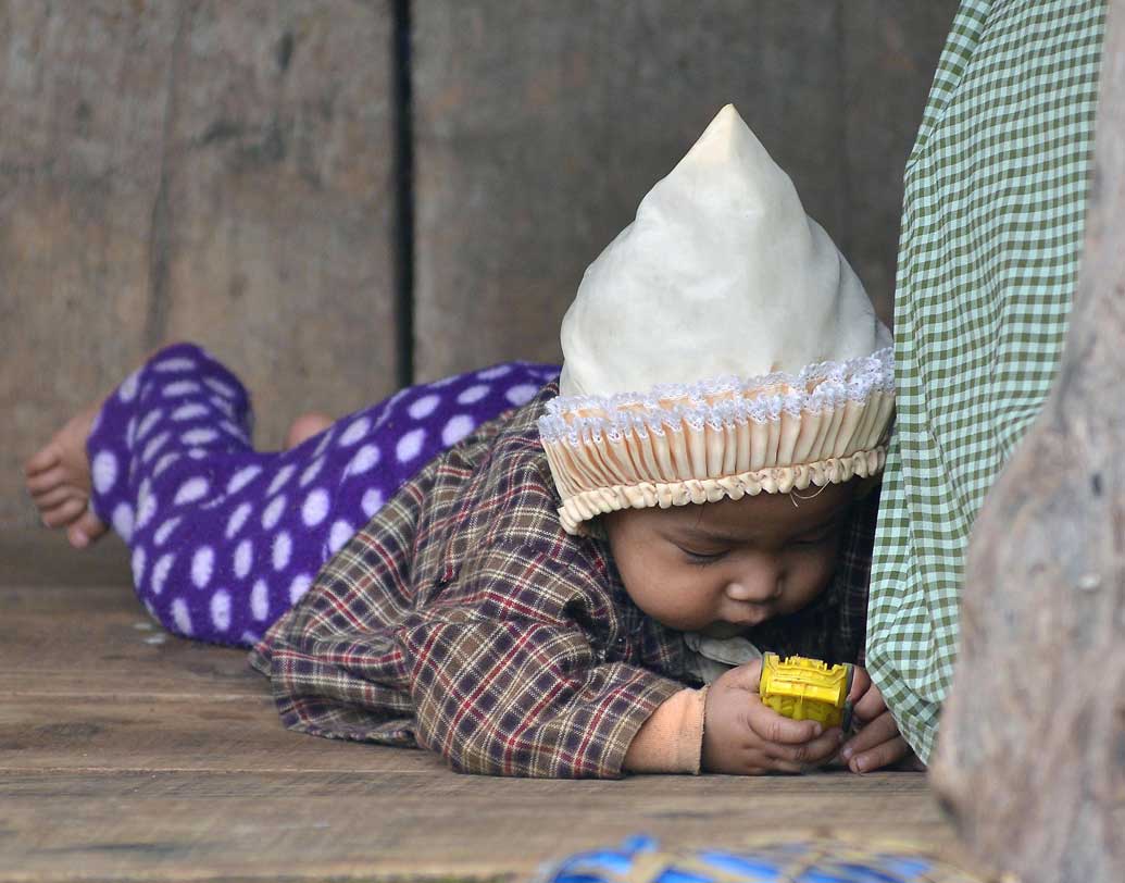 মাতৃতান্ত্রিক এই গ্রামে সম্পত্তির অধিকারও সাধারণত মেয়েদেরই। মাকে ঈশ্বর বলে মনে করেন গ্রামের বাসিন্দারা। কারণ মায়েরা সন্তানকে প্রতিপালন করেন। মা সংসারও সামলান। তাই মায়ের তৈরি সুরেই পরিচয় সন্তানের।