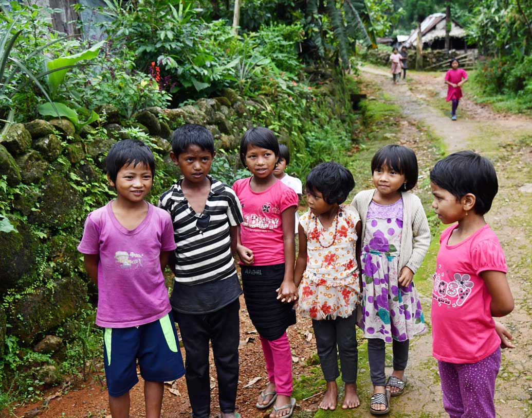 টিভি ও মোবাইলের ফোনের প্রভাবে এখন গ্রামটির সুর ও গানে পরিবর্তন আসছে। সুপ্রাচীন ঐতিহ্যে অনুপ্রবেশ ঘটছে বলিউডি সংগীতের। বর্তমান প্রজন্মের অনেক শিশুর সুরেলা নাম নাকি তৈরি হচ্ছে বলিউডি সুরে!