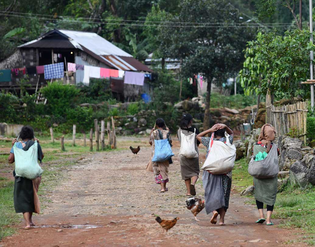 তবে এখনও প্রায় সবাই, পরিবারের মা-বাবা ও ছেলে মেয়ে থেকে বন্ধুবান্ধব সকলেই একে অন্যের সঙ্গে যোগাযোগ করেন নিজস্ব গানের ভাষায়। এই গ্রামে গিয়ে থাকার ব্যবস্থাও কিন্তু রয়েছে। চাইলে বেড়িয়ে পড়তে পারেন।