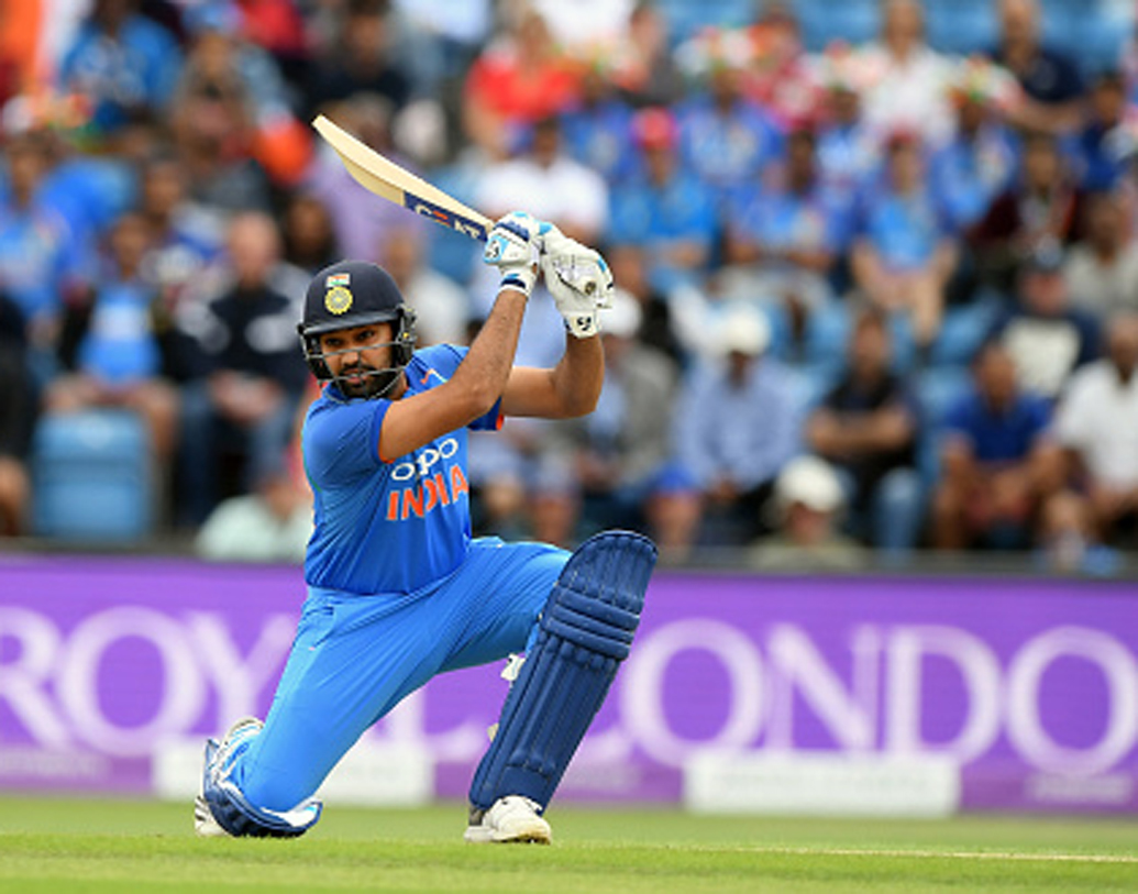 রোহিত শর্মা: অধিনায়ক রোহিত শর্মা এই মুহূর্তে অসাধারণ ফর্মে রয়েছেন। ব্যাট হাতে বুঝিয়ে দিয়েছেন তিনি দলের বড় ভরসা। দল পরিচালনার ক্ষেত্রেও বুদ্ধিমত্তার ছাপ রেখেছেন। আজ পাকিস্তানের বিরুদ্ধে শুধু সফল হওয়াই নয়, অধিনায়ক হিসেবেও নিজেকে মেলে ধরতে হবে।