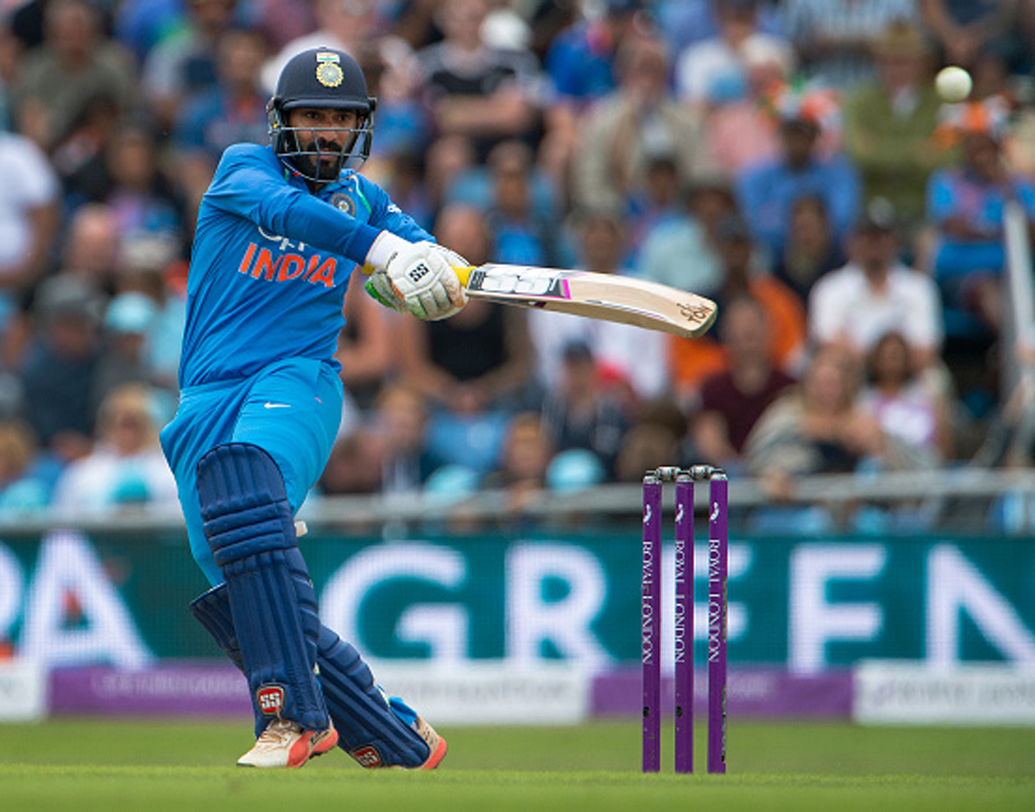 দীনেশ কার্তিক: ধোনি দলে থাকায় উইকেটের পিছনে দাঁড়ানোর সম্ভাবনা প্রায় নেই। শুধু ব্যাটসম্যান হিসেবেই দলে থাকবেন। সীমিত ওভারের ম্যাচে কার্তিক ভালই ব্যাট করেন। আজ কঠিন পরিস্থিতি তৈরি হলে কার্তিককে বড় দায়িত্ব নিতে হবে।