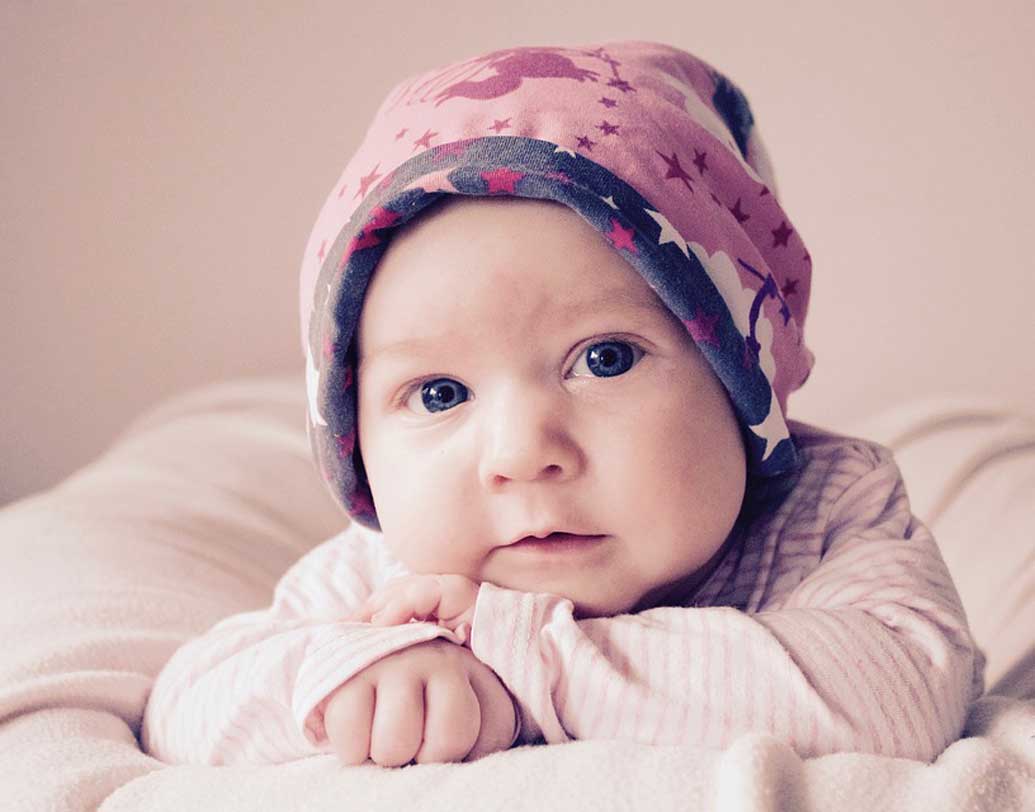 দোলনায় বা বিছানায় শোওয়ানোর সময় শিশুকে খালি মাথায় শোওয়ান? তা হলে আজ থেকে সেই অভ্যাসে রাশ টানুন। দোলনা বা বিছানার ঘষায় শিশুর মাথার নরম ত্বকে দাগ পড়ে। সেই অঞ্চলের চুল উঠে যায়। একে অনেকে চুলের কোনও সংক্রমণ ভেবে বসেন। এমন ক্ষতি এড়াতে হালকা কোনও স্কার্ফ বা টুপি জড়িয়ে রাখুন শিশুর মাথায়। ছবি: পিক্সঅ্যাবে।