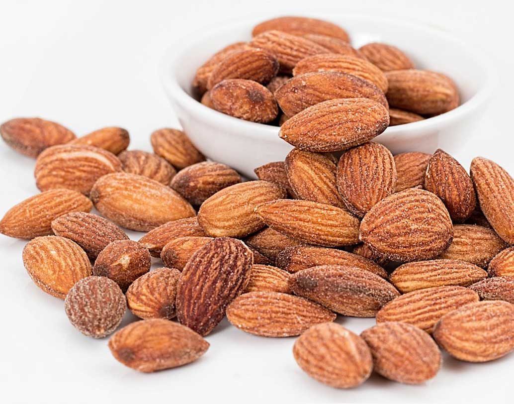 প্রোটিন ও অ্যামাইনো অ্যাসিডের যাতে ঘাটতি না হয় সে দিকে খেয়াল রেখে শিশু একটু বড় হলে রোজ খাদ্যতালিকায় রাখুন আমন্ড। দিনে দুই থেকে তিনটি আমন্ড চুলের বৃদ্ধিতে অত্যন্ত উপকারী। ছবি: পিক্সঅ্যাবে।