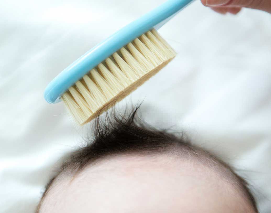 শিশুর মাথার কাজে ব্যবহৃত জিনিসপত্রগুলির দিকে নজর রাখুন। অপরিষ্কার ও জং ধরা ছুরি-কাঁচি, ক্ষুর, চিরুণি একেবারেই যেন ব্যবহার না হয়। শিশুর মাথার স্কাল্পের যত্নের জন্য মাঝে মাঝেই নরম চিরুণি দিয়ে আঁচড়ে দিন চুল। এতে মাথার স্কাল্পে রক্ত চলাচল ভাল হয়। ছবি: শাটারস্টক।