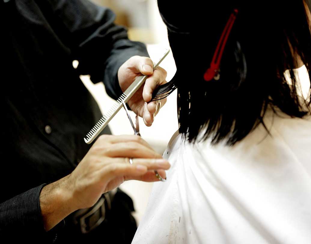 সন্তানের চুল মাঝে মাঝেই ছাঁটুন। চুলের গোড়া ছাঁটলে তা চুল বাড়তে সাহায্য করে। গোড়া ফেটে যাওয়ার আগেই অল্প করে ছাঁটিয়ে নিন। ছবি: পিক্সঅ্যাবে।