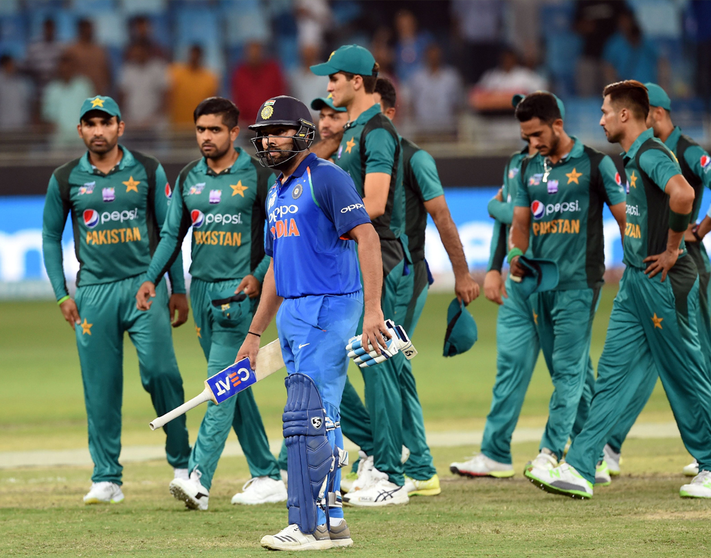 পাকিস্তানের বিরুদ্ধে একদিনের আন্তর্জাতিকে এটাই ভারতের প্রথম দুশো রানের ওপেনিং জুটি। দুবাইয়ে রোহিত-শিখর প্রথম উইকেটে তুলেছেন ২১০ রান। এর আগে সেরা ছিল ১৯৯৮ সালে সৌরভ গঙ্গোপাধ্যায় ও সচিন তেন্ডুলকরের ১৫৮ রানের জুটি।