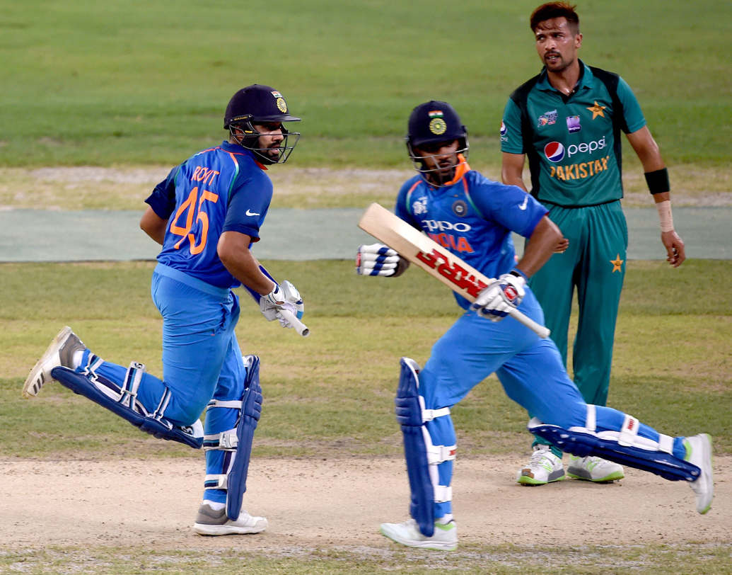 একদিনের ক্রিকেটে জুটিতে শতরানের তালিকায় রোহিত-শিখর এখন চার নম্বরে। দু’জনের শতরানের জুটি রয়েছে ১৩টি। সচিন-সৌরভ (২১), অ্যাডাম গিলক্রিস্ট-ম্যাথু হেডেন (১৬) ও গর্ডন গ্রিনিজ-ডেসমন্ড হেনেস (১৫) জুটির চেয়ে পিছনে তাঁরা।