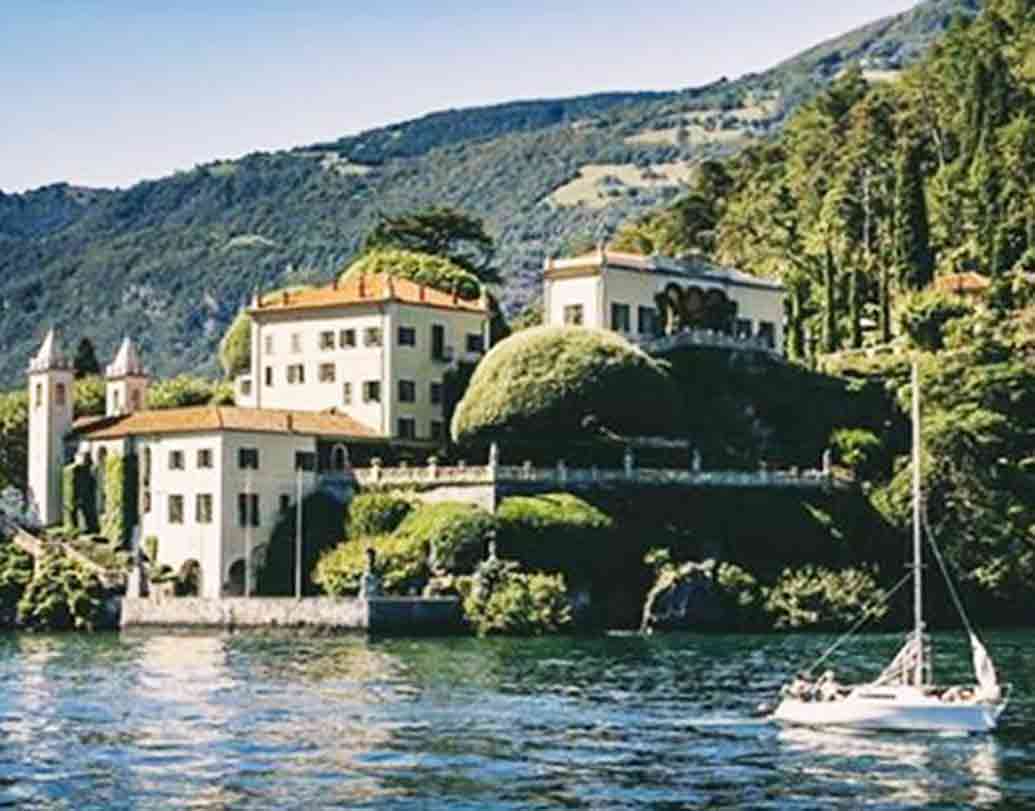 লেকের পাশেই ‘দ্য ভিলা ডি এস্টে’-তেই আংটি বদল করেন আনন্দ এবং ঈশা। বিশ্বের সেরার সেরা রোম্যান্টিক জায়গাগুলির একটি এই ভিলা। রিসর্টটি নর্দান ইতালির ল্যাম্বার্ড অঞ্চলে আল্পস পর্বতমালার একদম গা ঘেঁষে অবস্থিত।