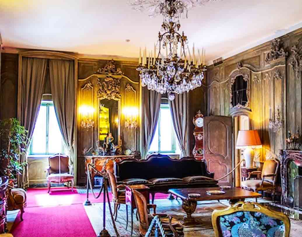 মোট ১৫২ রুম রয়েছে এই ভিলার অন্দরে। নানান সময়ের নানান ভিনটেজ আসবাবপত্র দিয়ে সাজানো এই ভিলা। ভিলায় মানুষজনকে সবসময়ের জন্য সেলাম ঠোকে আল্পস পর্বতমালা।