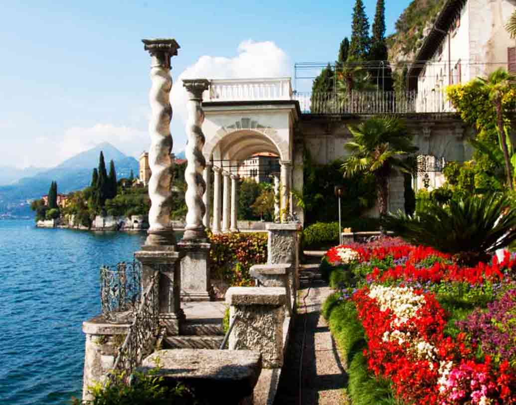 জর্জ ক্লুনি থেকে জুলিয়া রবার্টস, আন্তনিও বান্দেরাস, ডেভিড বেকহ্যামরাও প্রায়শই ছুটি কাটাতে আসেন এই লেক কোমোতে। কারও তো আবার নিজস্ব ভিলাও রয়েছে লেক কোমোতে।