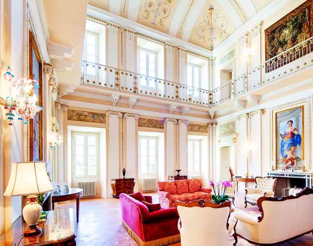 ম্যাঞ্চেস্টার ইউনাইটেডের প্লেয়ার ক্রিস স্মলিং তাঁর স্ত্রী স্যাম কুকের সঙ্গে গাঁটছড়া বেঁধেছিলেন এই লেক কোমোতেই।