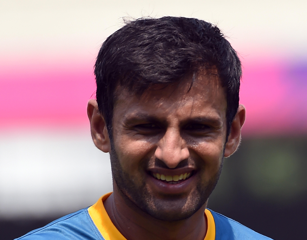 ২০০৯ সালের ২৬ সেপ্টেম্বর। দক্ষিণ আফ্রিকার মাটিতে আইসিসি চ্যাম্পিয়ন্স ট্রফি। এমএস ধোনির ভারতের ‌মুখোমুখি পাকিস্তান। সেঞ্চুরিয়নের মাটিতে সে বার পাকিস্তানের প্রথমে ব্যাট করে ৩০২ রান তোলে। জবাবে ২৪৮ রানেই গুটিয়ে যায় ভারত। ১২৬ বলে ১২৮ রান করে ম্যাচের সেরা হয়েছিলেন শোয়েব মালিক।