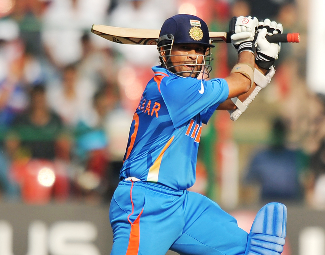 ২০১১-র আইসিসি বিশ্বকাপের দ্বিতীয় সেমিফাইনাল। চণ্ডীগড়ে মুখোমুখি দুই পড়শি দেশ। ৩০ মার্চের সে ম্যাচে ঝলসে উঠেছিলেন সচিন তেন্ডুলকর। তিনি করেছিলেন ১১৫ বলে ৮৫ রানে। পাকিস্তানের সামনে টার্গেট ২৬০ রানের। এর পর জাহির খান-আশিস নেহরাদের দাপটে পাকিস্তান ২৩১ রানেই অলআউট হয়ে বিশ্বকাপ থেকে ছিটকে যায়। ম্যাচের সেরা হন সচিন।