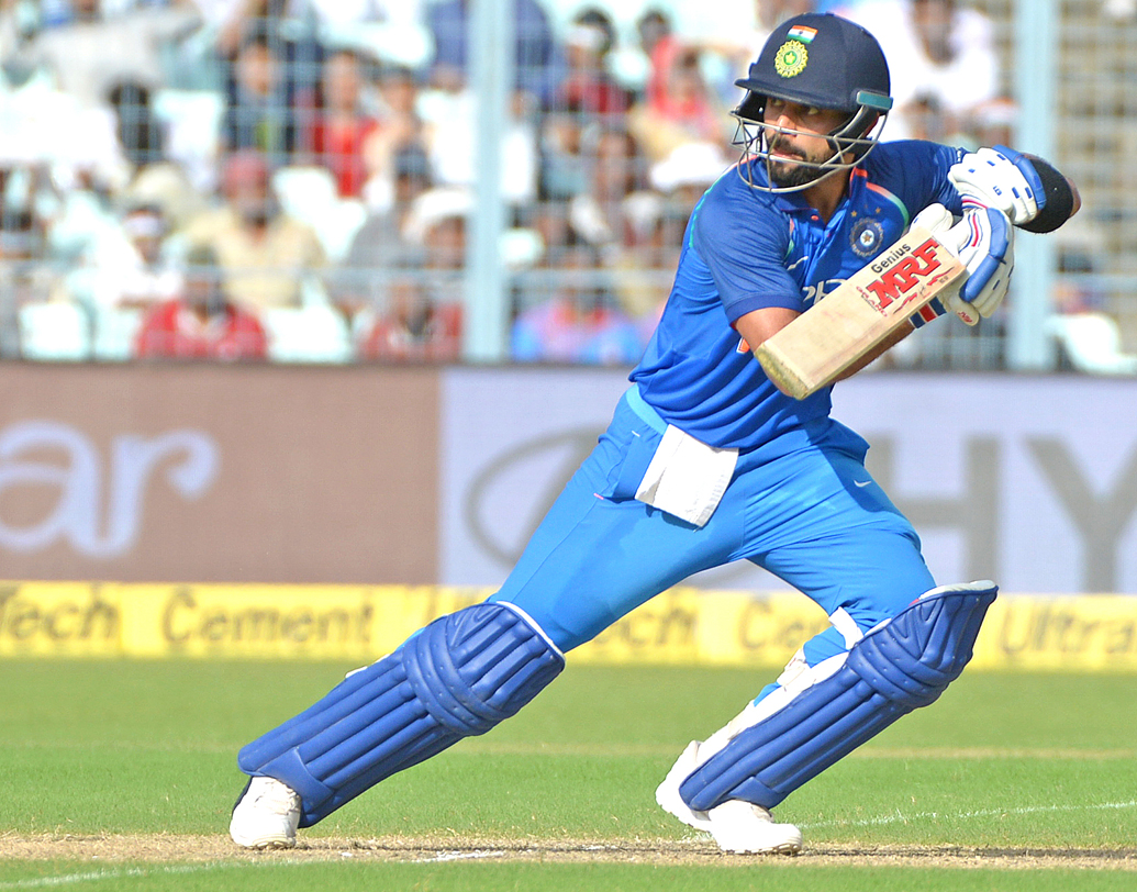 ২০১২-র এশিয়া কাপে। এমএস ধোনি নন, এ বার দায়িত্বে বিরাট কোহালি। প্রথমে ব্যাট করে মিসবা-উল-হকের পাকিস্তান ৩২৯ রান করে। উত্তরে ১৪৮ বলে ১৮৩ রানের ইনিংস বেরিয়েছিল বিরাট কোহালির ব্যাট থেকে। ৪৭.৫ ওভারেই জয়ের রান তুলে নেন কোহালিরা। ঢাকায় সে ম্যাচের সেরা হন বিরাট।