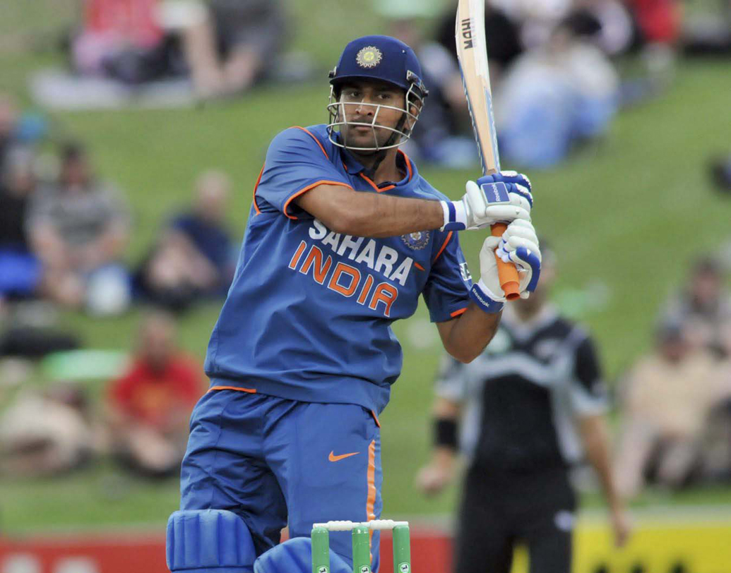 তৃতীয় ওয়ান ডে হয়েছিল দিল্লিতে। ফের ব্যাটিং ধসের মুখে পড়ে টিম ইন্ডিয়া। ৪৩.৪ ওভারে মাত্র ১৬৭ রানেই ভেঙে পড়ে তারা। তবে টিম ইন্ডিয়ার পেসাররা ব্যাটসম্যানদের খামতি পুষিয়ে দেন। পাকিস্তানকে ১৫৭ রানেই অলআউট করেন তাঁরা। ৫৫ বলে ৩৬ রানের জন্য ম্যাচের সেরা হন ধোনি।