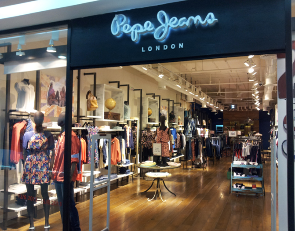 স্কুল-কলেজে পড়ুয়া হোক বা ট্রেন্ডি মানুষজন, পেপে জিন্‌স বা ডেনিমের ভক্ত অনেকেই। ১৯৭৩ সালে সংস্থার জন্ম হয়েছিল লন্ডনের পোর্তোবেলো রোড এলাকায়। বিদেশি হলেও এৱ প্রতিষ্টাতা তিন ভারতীয় নীতিন, অরুণ এবং মিলিন শাহ। এখন এর সদরদফতর রয়েছে স্পেনে, সংস্থা এখন কার্লোস ওরতেগার অধীনে।