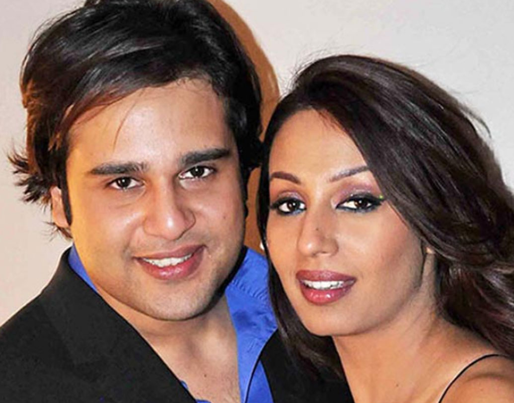 ছোট পর্দায় তাঁরা সেরা জুটি। ৯ বছর টানা লিভ ইন করেছিলেন ক্রুষ্ণা অভিষেক এবং কাশ্মীরা শাহ। পরে ২০১৩ সালে বিবাহ বন্ধনে আবদ্ধ হন ক্রুষ্ণা আর কাশ্মীরা।