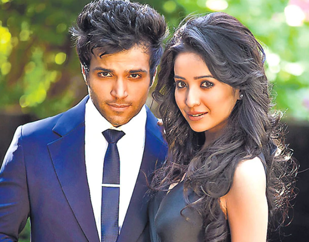 তাঁরা যে টেলিভিশনের সব থেকে কিউট কাপল, সে বিষয়ে কোনও সন্দেহ নেই। ‘পবিত্র রিস্তা’র সেটে প্রেমে পড়েন ঋত্বিক ধনজানি এবং আশা নেগি। পাঁচ বছরেরও বেশি সময় ধরে লিভ ইন করছেন দু’জনে। কবে যে তাঁরা বিয়ের পিঁড়িতে বসবেন, সে দিকেই তাকিয়ে ঋত্বিক-আশা ভক্তেরা।