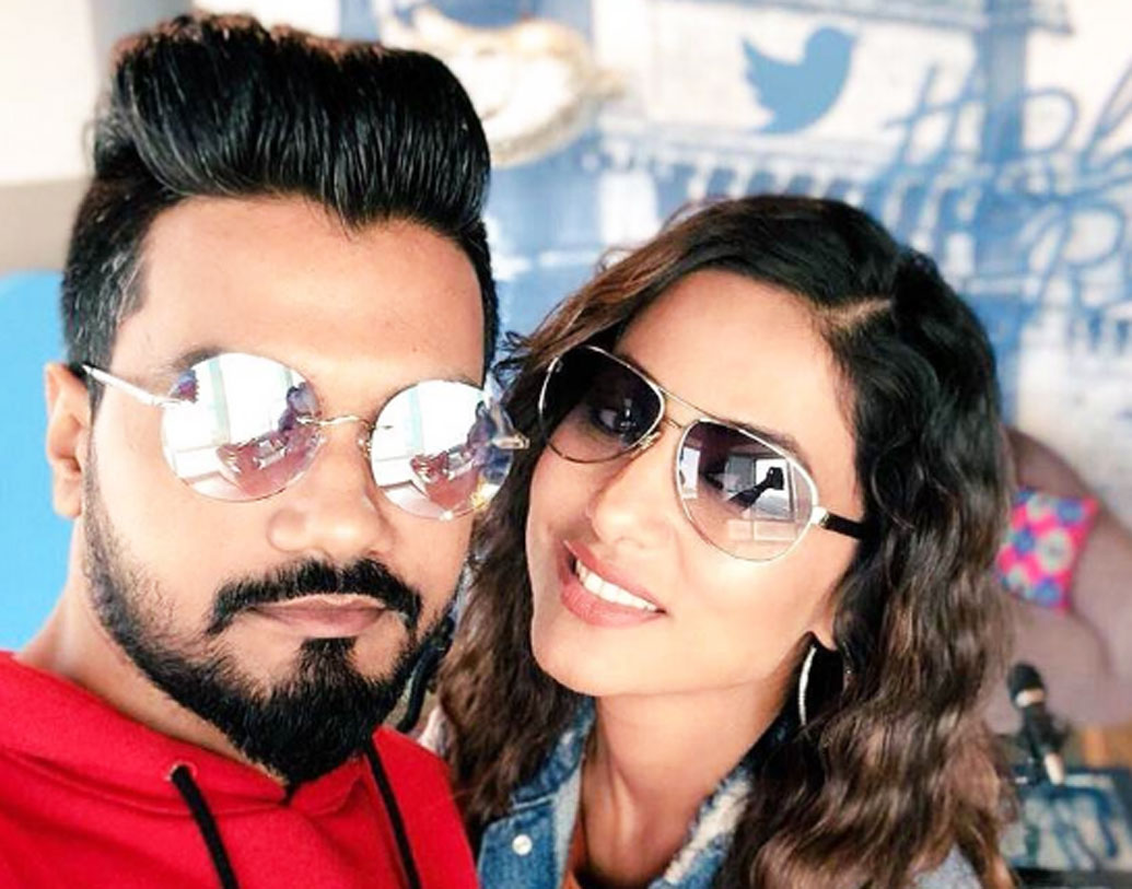 বয়ফ্রেন্ড রকি জায়সবালের সঙ্গে দীর্ঘ দিন লিভ ইন করছেন হিনা খান। ‘বিগ বস’-এর সেটে এক দিন আচমকাই হিনার সঙ্গে দেখা করতে চলে আসেন রকি। আর তখনই দু’জনের সম্পর্কের কথা সামনে আসে। ‘খতরো কে খিলাড়ি’-তে একসঙ্গেই দেখা গিয়েছিল রকি আর হিনাকে।