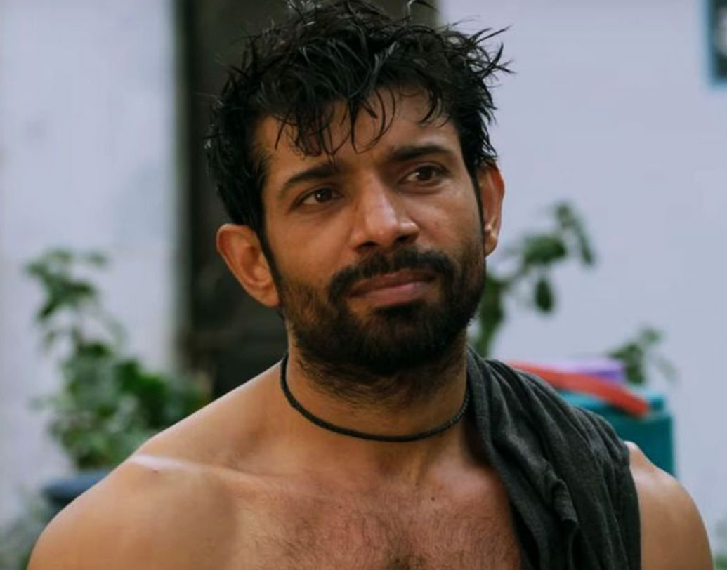 কিছু দিন অভিনয় থেকে ব্রেক নিয়েছিলেন অভিনেতা ভিনিত সিংহ। কারণ, ‘মুক্কাবাজ’ ছবির স্ক্রিপ্টটি লিখছিলেন। আর লিখেই তা নিয়ে আসেন পরিচালক অনুরাগ কাশ্যপের কাছে। অনুরোধ করেন, তাঁকেই যেন এই ছবিতে নেওয়া হয়। অনুরাগ পরিষ্কার জানিয়ে দেন, চেহারা যদি ওই চরিত্রের মতোই তৈরি করতে পারো তা হলে রোলটা তোমারই।