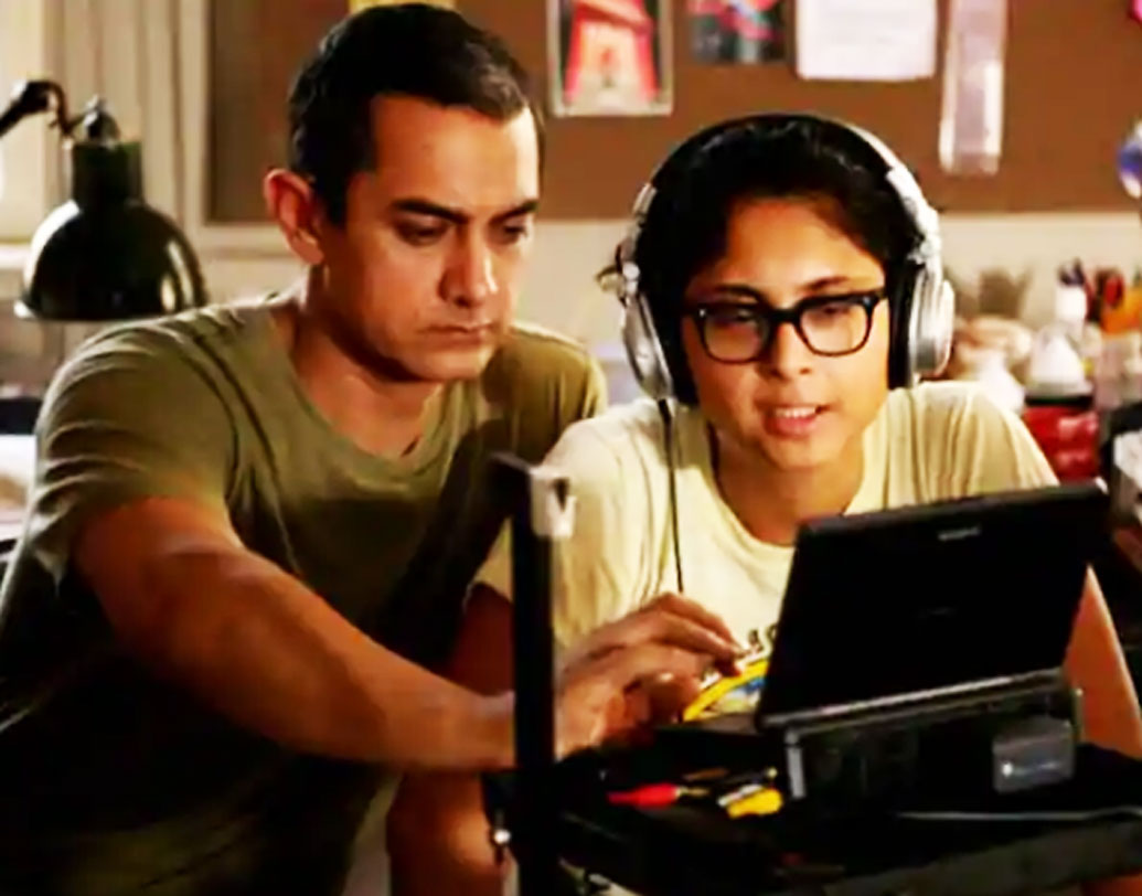 আমির খানকেও নাকি কাজের জন্য এক পরিচালককে রীতিমতো অনুরোধ করতে হয়েছিল। আর সেই পরিচালক আমিরেরই বেটার হাফ কিরণ রাও। ‘ধোবি ঘাট’ ছবির অরুণে চরিত্রটি  আসলে খুব পছন্দ হয়েছিল মিস্টার পারফেকশনিস্টের। আর তাই কিরণকে অনুরোধ করেই অরুণের চরিত্রে শেষ অবধি ডাক পান আমিরই।