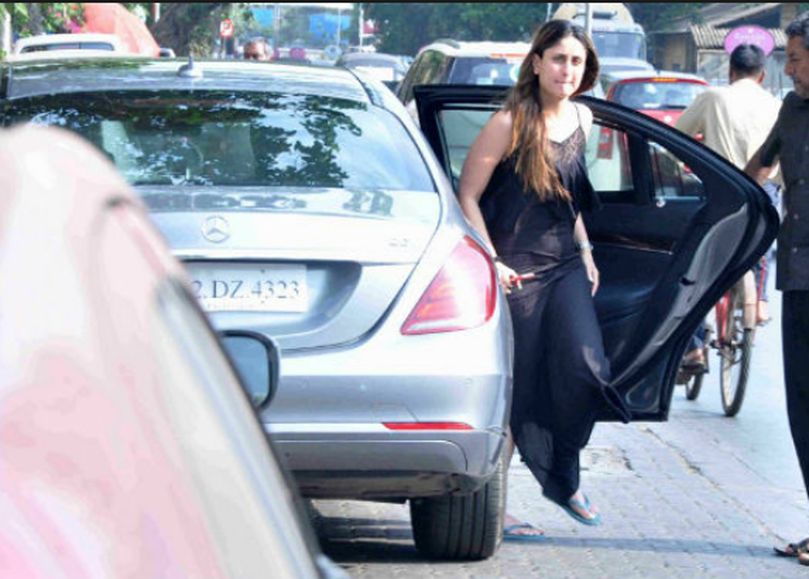 মার্সিডিজ বেনজ এস ক্লাস: এই গাড়ির দাম এক কোটি ৩৩ লক্ষ টাকা। করিনা কপূরের অন্যতম প্রিয় গাড়ি। দাম ১ কোটি ৩৩ লক্ষ।