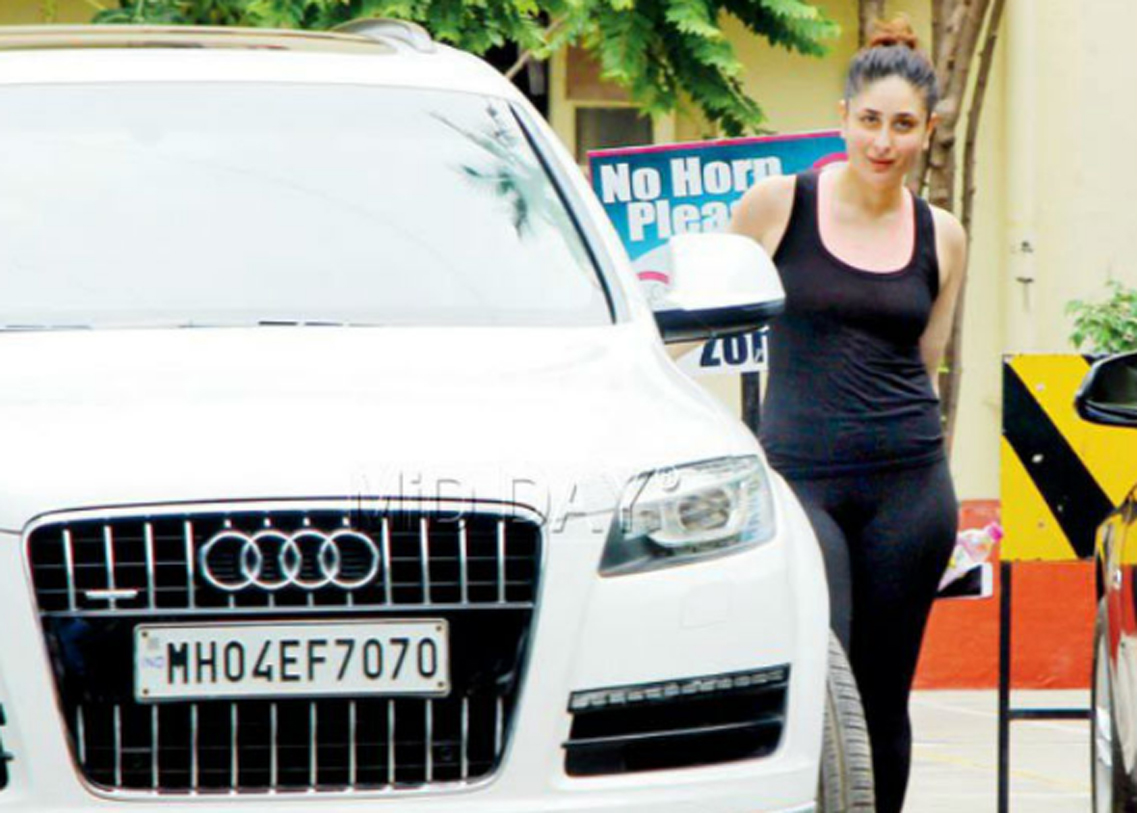 অডি কিউ৭: তাঁর একটা অডি কিউ৭ গাড়িও রয়েছে। অডি কিউ-এর যে মডেলটি করিনার রয়েছে সেটা ৩ লিটার ভি৬ ডিজেল ইঞ্জিনের। দাম ৭৮ লক্ষ টাকা।