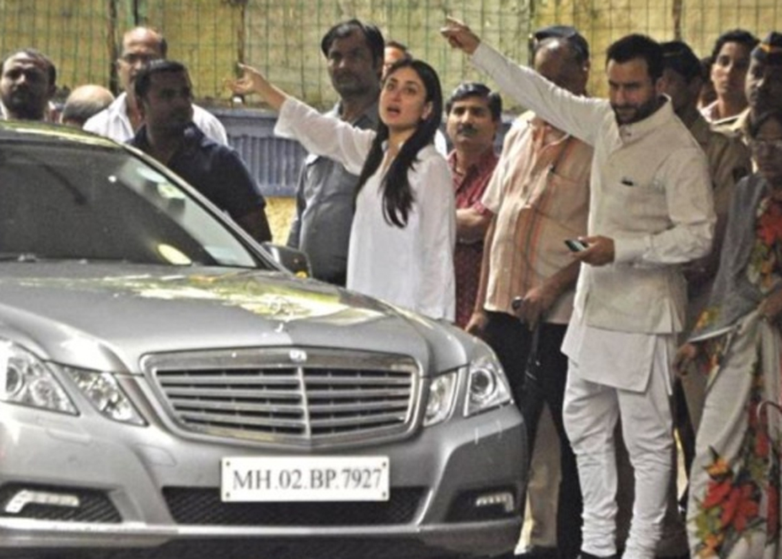 মার্সিডিজ বেনজ ই-ক্লাস: করিনা এবং সইফ দু’জনকেই একাধিকবার মার্সিডিজ বেনজ ই-ক্লাসের সঙ্গে দেখা গিয়েছে। ভীষণ লাক্সারি গাড়ি এটা। দাম ৫৮ লক্ষ ৬১ হাজার টাকা থেকে ৭২ লক্ষ ৮৫ হাজার টাকা।