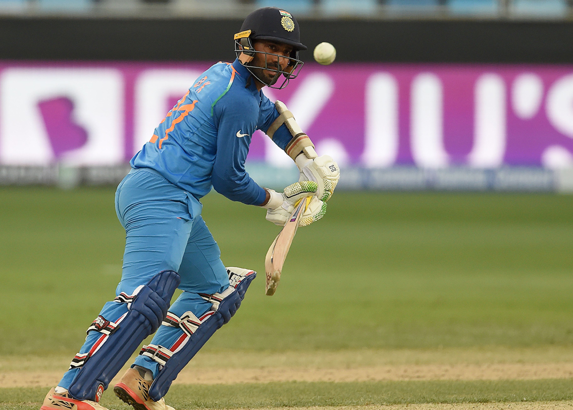 দীনেশ কার্তিক: মহেন্দ্র সিংহ ধোনিকে বিশ্রাম দেওয়ারও একটা ভাবনা রয়েছে। মিডল অর্ডারে মণীশ পাণ্ডেকে দেখে নিতে গেলে কাউকে বসাতেই হবে। দীনেশ কার্তিক যেহেতু উইকেট কিপিং করতে পারেন, তাই ধোনিকে বসিয়ে উইকেট কিপিং করানো হতে পারে দীনেশকে।