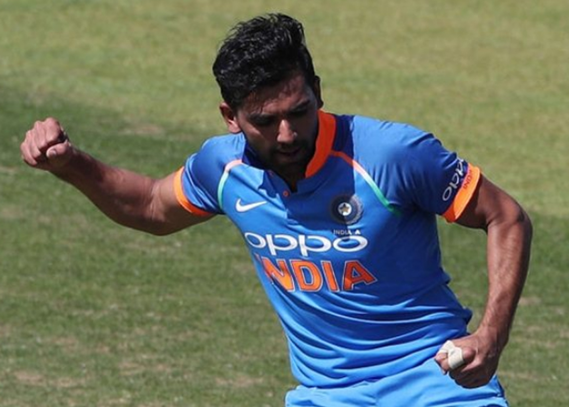 দীপক চাহার: চলতি বছরের আইপিএল ম্যাচে চেন্নাই সুপার কিঙ্গসের হয়ে ভাল পারফর্ম করেছিলেন দীপক চাহার। ভুবনেশ্বর কুমারের মতো দীপকও নতুন বলের ব্যবহার ভাল জানেন। ভুবনেশ্বরের বদলে আজ দলে থাকতে পারেন দীপক।