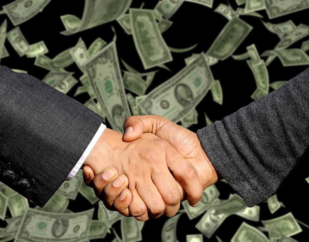 তবে অপরাধী হওয়ার কারণেই হোক বা যে কোনও গোপনীয়তার কারণে, অথবা নানা রাজনৈতিক উদ্দেশে সেই তালিকায় নাম থাকে না এমন কয়েক জনের, যাঁদের মোট সম্পত্তির পরিমাণ এঁদের চেয়ে অনেক বেশি। দেখুন তাঁদের নাম ও ‘ওপেন সিক্রেট’ সম্পত্তির পরিমাণ।